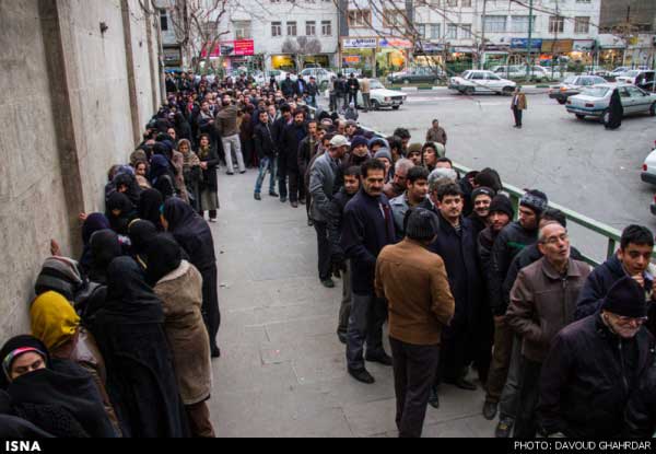 صف‌های دراز پشت خودپردازها در اولین پرداخت یارانه‌ی نقدی در دولت احمدی نژاد