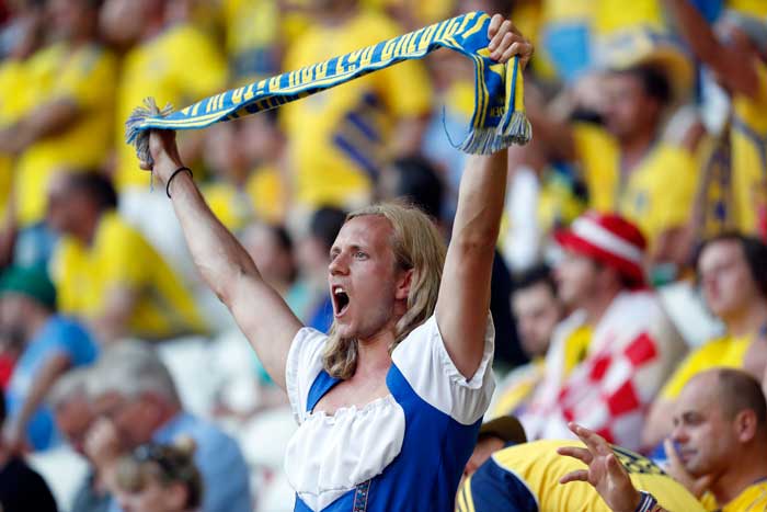 حتی این آقا هم لباس زنانه پوشیده! جام ملت‌های اروپا ۲۰۱۶، سوئد - بلژیک