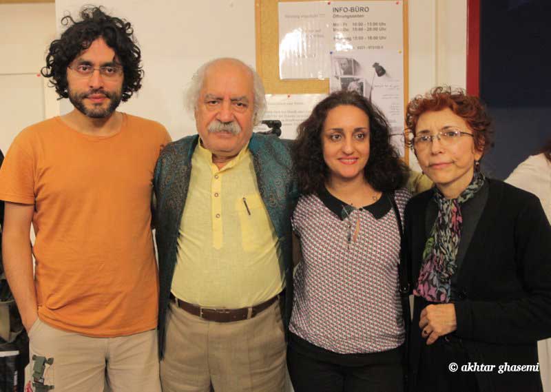 بهزاد فراهانی در عکسی به یادگار با  یکی از معلم های پیانو دخترش خانم توالایی و همسر و فرزند خود