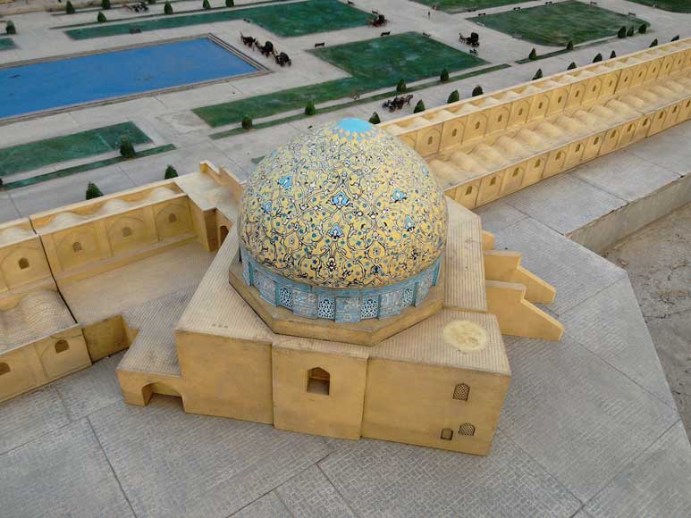 بخشی از ماکت میدان نقش جهان. گنبد مسجد شیخ لطف‌الله، ایراد در رنگ و شکاف میان اجزای ماکت که به وضوح دیده می‌شود