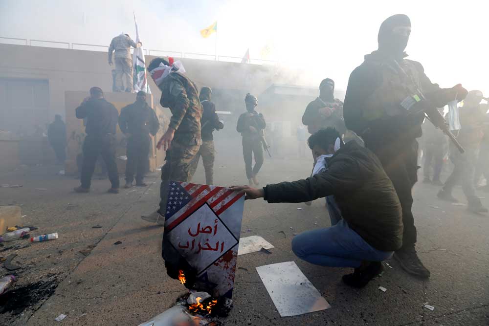 شبه‌نظامیان و نیروهای وابسته به جمهوری اسلامی و حزب‌الله و گروه‌های شیعه در برابر سفارت آمریکا با شلیک گاز اشک‌آور رانده شدند؛ ۳۱ ژانویه ۲۰۱۹