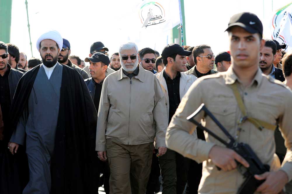 قیس الخزعلی رهبر شبه‌نظامیان عصائب اهل الحق در میان تظاهرکنندگان علیه آمریکا؛ بغداد؛ ۳۱ ژانویه ۲۰۱۹