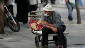 گرانی در سال‌های اخیر ایرانیان را فقیرتر و زندگی آنها را «حقیرتر» کرده است