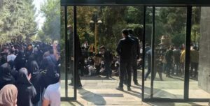 ادامه اعتراضات و تحصن دانشجویان در دانشگاه‌های ایران؛ وزارت علوم: با وساطت دفتر نمایندگی خامنه‌ای چند دانشجو آزاد شدند!