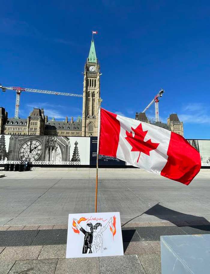 طرحی از جانلوکا کنستانتینی در اعتراضات ایرانیان کانادا