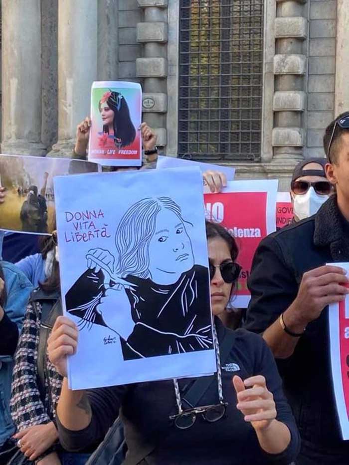 طرحی از جانلوکا کنستانتینی در اعتراضات ایرانیان ایتالیا