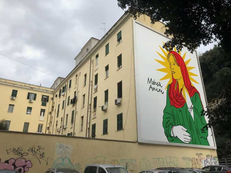 طرح مهسا امینی بر دیواری در ایتالیا