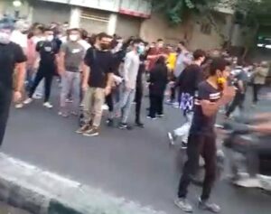 در اعتراضات «خیابان لاله‌زار» تهران چه گذشت؟ هجوم مردم به مؤسسه غصبی کیهان