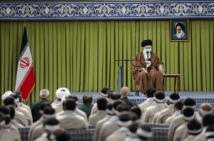 ادعای علی خامنه‌ای علیه مردم: بسیجی‌ها جلوی یک مشت اغتشاشگر مزدور و جاهل ایستادند!
