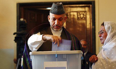 احمد کرزای رأی خود را در انتخابات ریاست جمهوری افغانستان به صندوق می اندازد / 2014