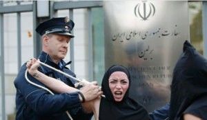 اعتراض فعالان «فِمِن» به اعدام ریحانه جباری در برابر سفارت جمهوری اسلامی در برلین