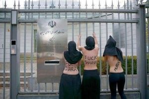 اعتراض فعالان «فِمِن» به اعدام ریحانه جباری در برابر سفارت جمهوری اسلامی در برلین