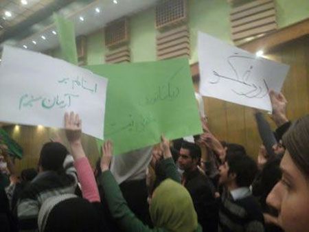 دانشجویان به سخنرانی حسین شریعتمداری مدیر روزنامه کیهان تهران اعتراض می کنند