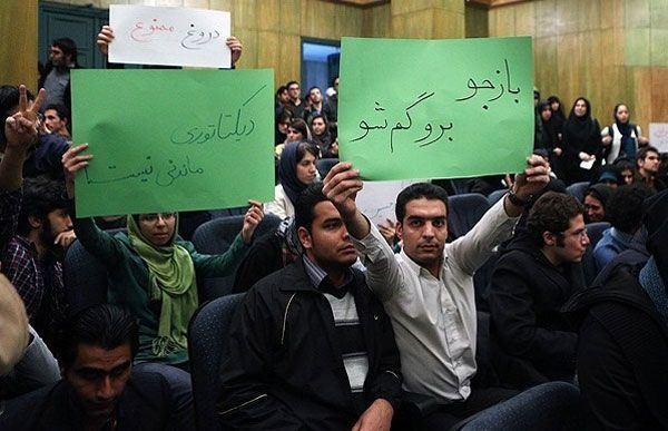 دانشجویان به سخنرانی حسین شریعتمداری مدیر روزنامه کیهان تهران اعتراض می کنند