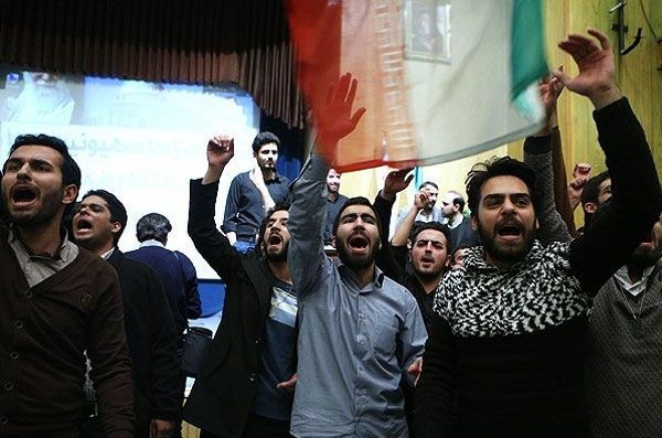 دانشجویان سهمیه ای و بسیجی در دفاع از رژیم شعار می دهند