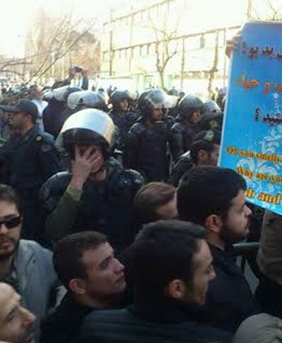 نیروی ا نتظامی در تظاهرات «دانشجویان انقلابی» 