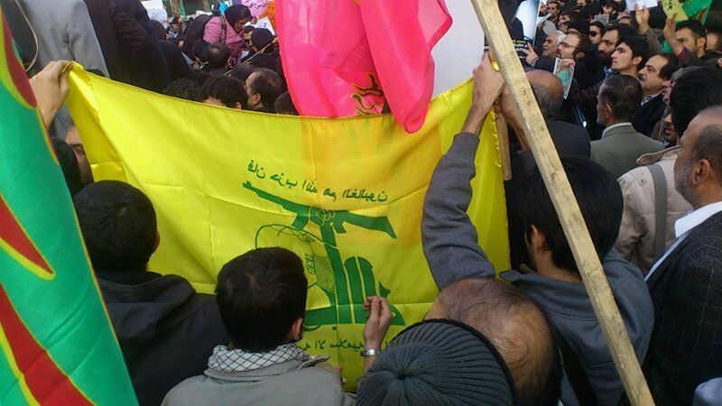 پرچم حزب الله لبنان در دست تظاهرکنندگان  Kayhan London © 
