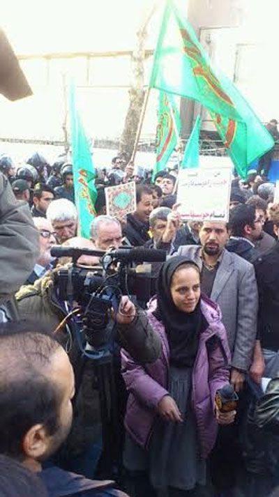 یک خبرنگار با تظاهرکنندگان مصاحبه می کند  Kayhan London © 