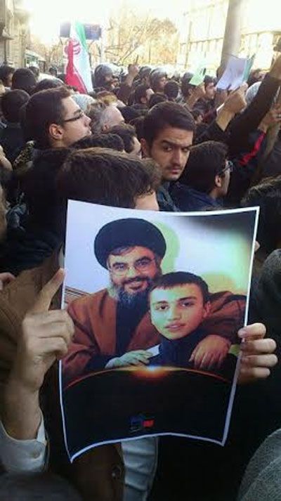 عکس حسن نصرالله رهبر حزب الله لبنان در دست «دانشجویان انقلابی»  Kayhan London © 