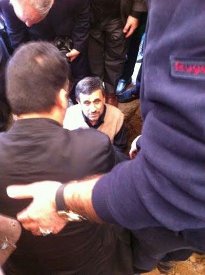 احمدی نژاد در قبر مادرKayhan London ©