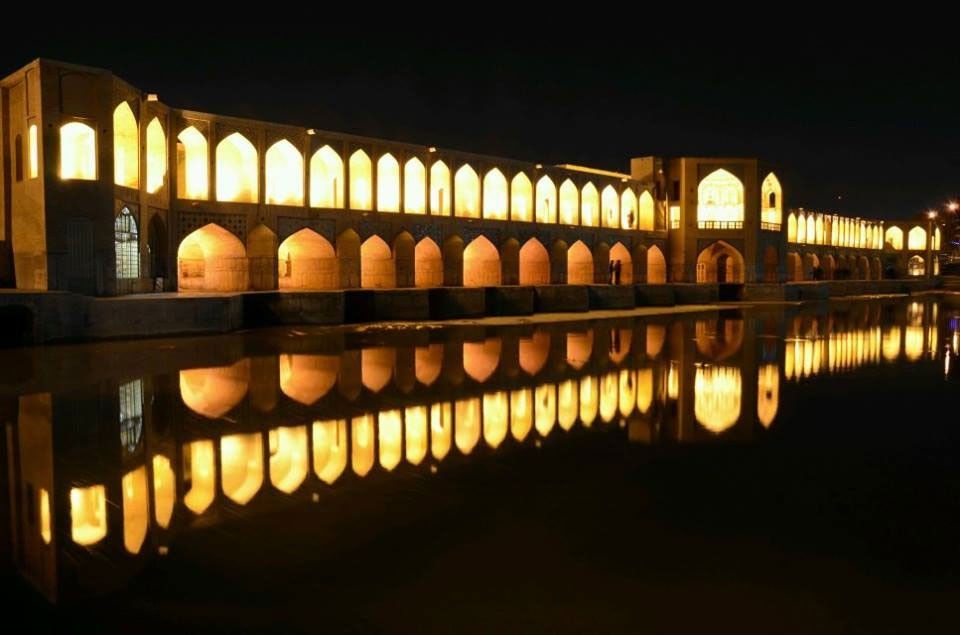 زاینده رود و سی و سه پل در شب های اصفهان