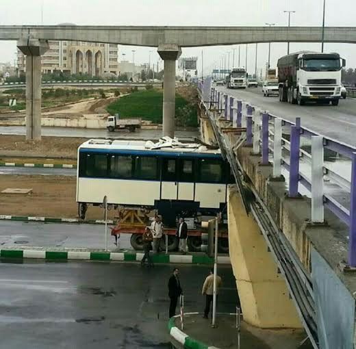 برخورد واگن منوریل شهر قم با پل به علت ارتفاع زیاد! Kayhan London ©