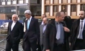 مذاکرات جان کری و محمدجواد ظریف در یکی از خیابان های مرکزی شهر ژنو: قدم زدنی که پس از مذاکره در پشت درهای بسته برای بازتاب در رسانه ها انجام شد