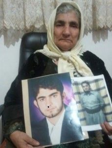مادر بهرام و شهرام احمدی. بهرام دو سال پیش اعدام شد و شهرام به اعدام محکوم شده است