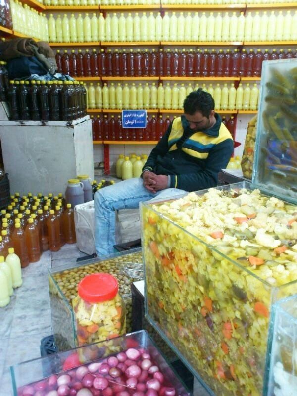 چُرت نیم‌روزی  یک فروشنده ترشیجات در تهران