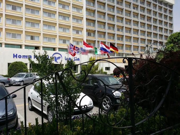پرچم آمریکا و انگلیس در کنار پرچم آلمان و فرانسه و ایتالیا بر سردر هتل هما در شیراز