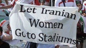 اعتراض به ممنوعیت حضور زنان در ورزشگاه های ایران