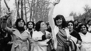 چگونه حجاب اجباری زنان بر جامعه ایران تحمیل شد