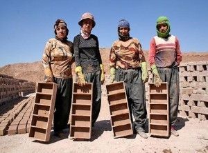 زنان کارگر: ستم مضاعف واقعیت است!
