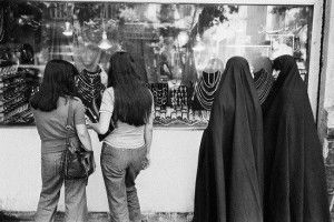 پیش از انقلاب اسلامی چادر مشکی فقط مورد استفاده خانواده های سنتی و یا در مراسم سوگواری بود