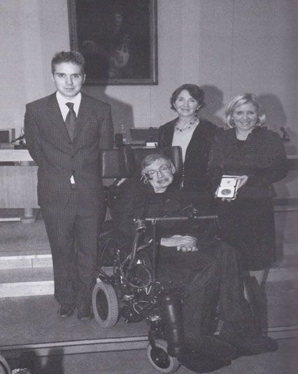   استیون هاوکینگ با همسرش جین، دخترش لوسی و یکی از پسرانش روبرت