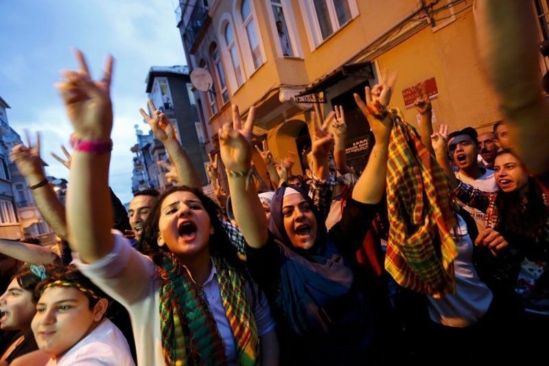 ترک ها و کردهای طرفدار حزب دمکراتیک خلق از ورود به پارلمان ترکیه شادی می کنند