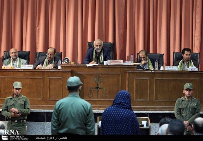 در دادگاه‌های جمهوری اسلامی گاه یک قربانی در جایگاه متهم قرار می‌گیرد