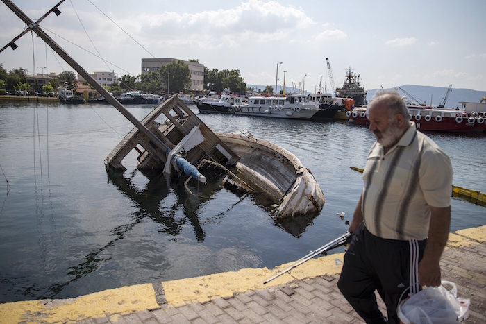 آیا امکان به آب انداختن دوباره کشتی به گل نشسته یونان وجود دارد؟ عکس از رویترز Reuters©