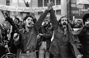 برقرار باد اتحاد نیروهای ضد امپریالیستی و آمریکا، شعار «حزب توده ایران» در مقابل سفارت آمریکا در تهران خودنمایی می‌کرد