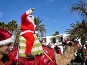 پاپا نوئل مصری در حال شتر سواری
