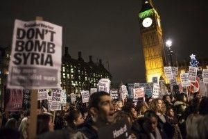 مخالفان جنگ در خارج از ساختمان پارلمان بریتانیا تجمع کردند