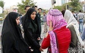 برخورد گشت ارشاد با زنان ایرانی 