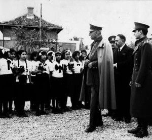 محمدرضاشاه (ولیعهد) و رضاشاه پهلوی در یک مدرسه دخترانه در مازندران