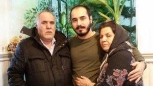 حسین رونقی در کنار مادر و پدرش