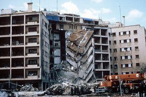 سفارت آمریکا در بیروت پس از انفجار بمب