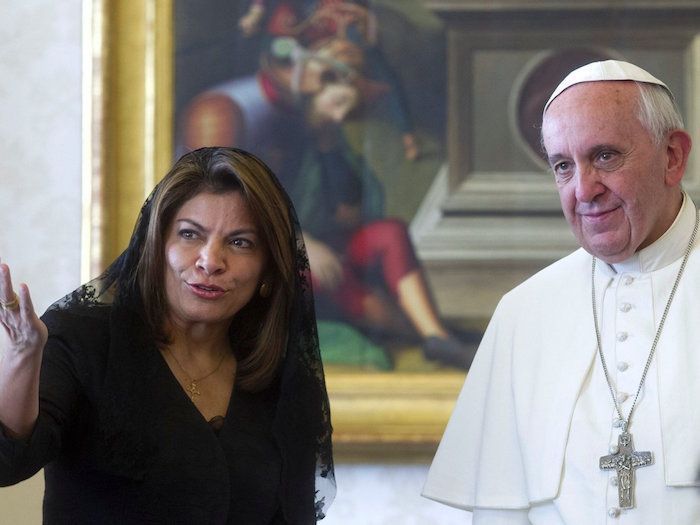 لورا چینچیلا میراندا در کنار پاپ فرانسیس