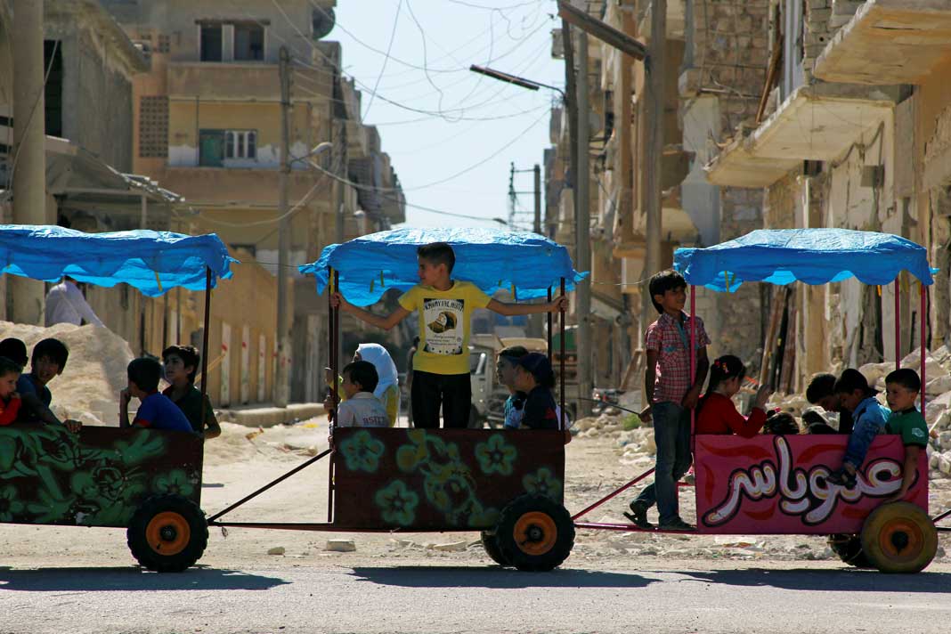 کمی بازی و تفریح کودکان در کنار آوارهای جنگ، شهر ادلب در سوریه، ۱۴ سپتامبر ۲۰۱۶ Reuters©