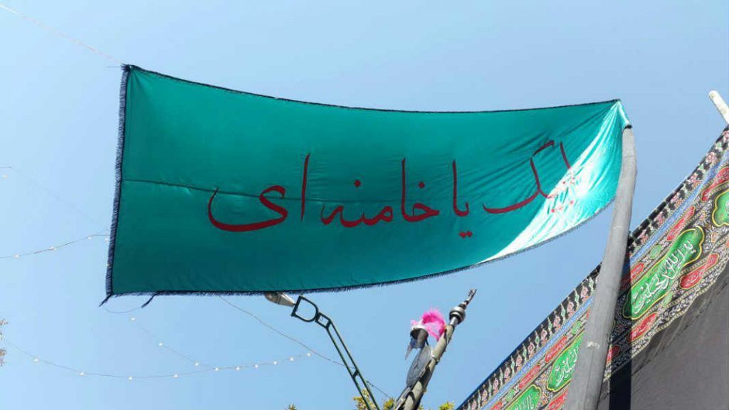  جوانان عزادار در کارناوال‌های خود پرچم‌های بلندی در حمایت از علی خامنه‌ای برافراشته می‌کنند
