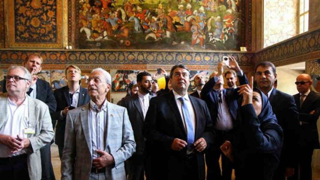 زیگمار گابریل، وزیر اقتصاد آلمان در سفر گذشته خود به ایران به همراه هیات همراه خود به شهر اصفهان سفر کرد و از آثار تاریخی این شهر دیدن کرد