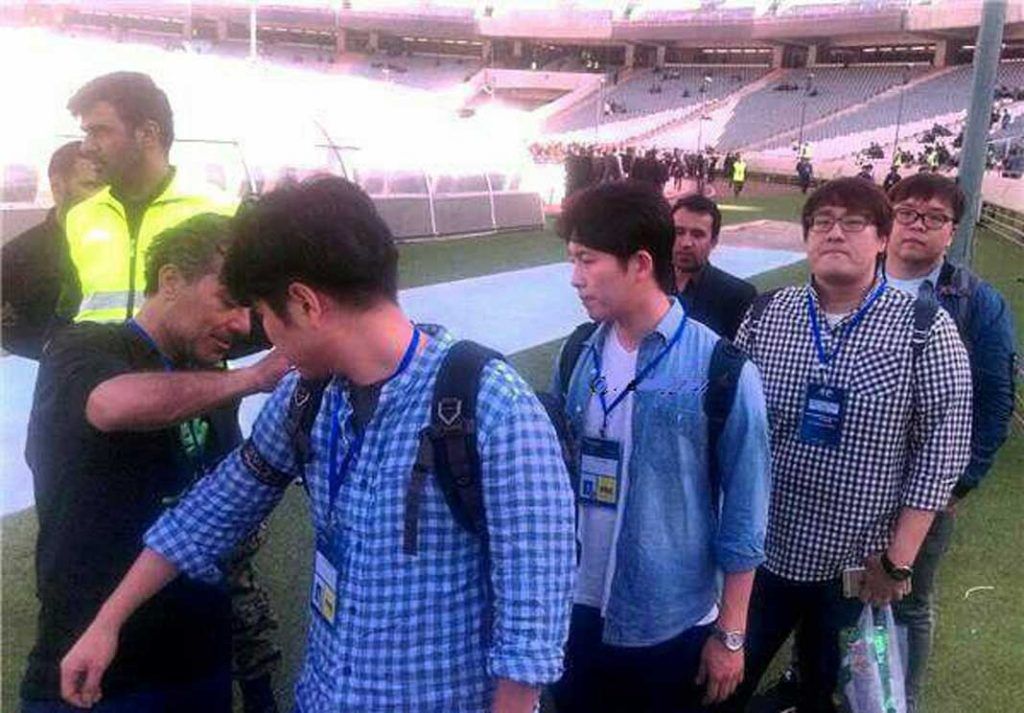 بستن بازوبند «یاحسین» به کره‌ای‌ها! مسابقه فوتبال ایران و کره جنوبی، تهران، ۲۰ مهر ۲۰۱۶